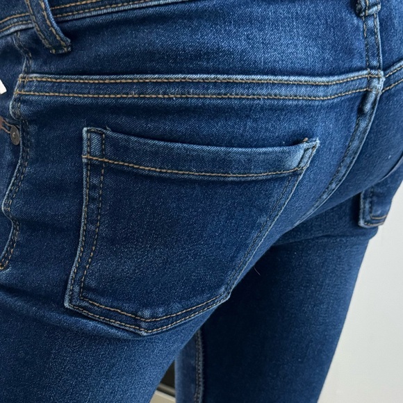 GUESS Skinny Jeans and bodysuit Set - Picture 8 of 9